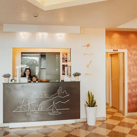 Al Pescatore تْشيفالو